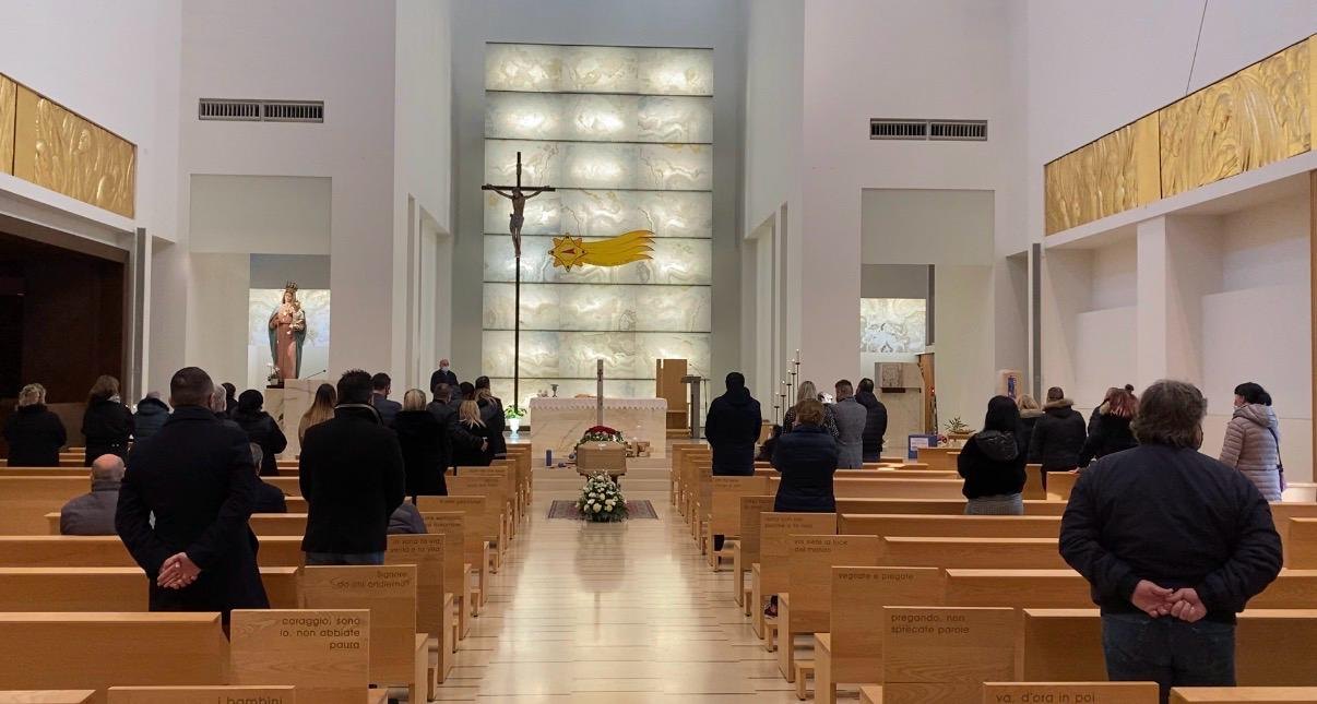 Allestimento di una cerimonia funebre curato dalle onoranze funebri a Dalmine