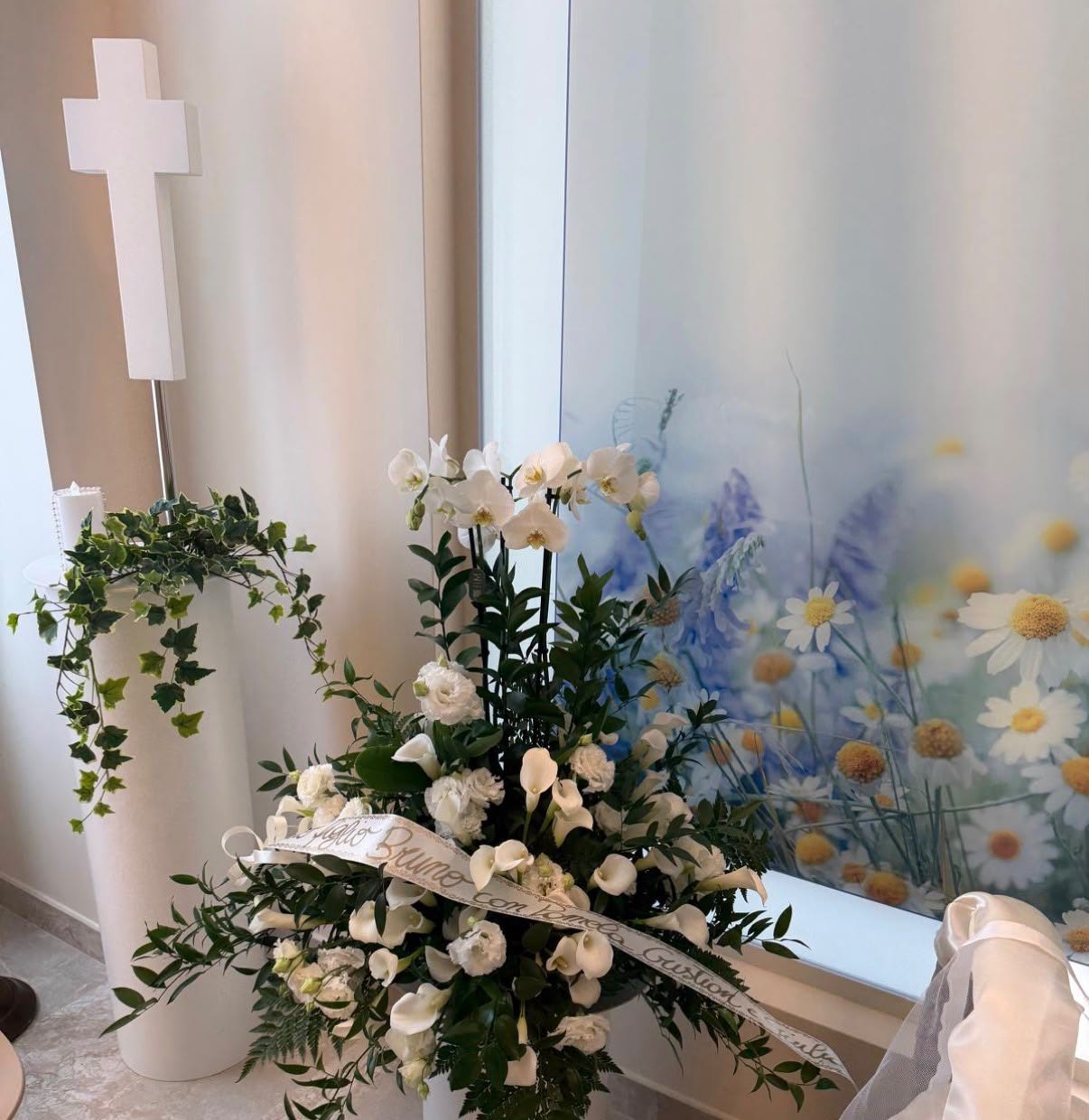 Composizione floreale preparata per un funerale a Dalmine